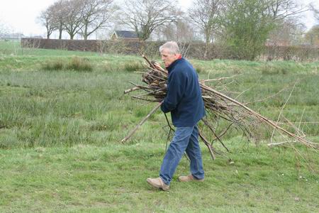 Buren, met hout van hun buren... 