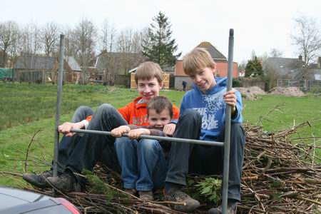 En wat is er nou heerlijker dan even een ritje op de kar met snoeihout naar de plek van bestemming?  