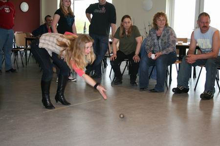 Bij het noten schieten staan ook de dames hun mannetje...  