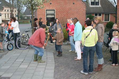 Nog even een fakkel van vuur voorzien en dan zet de stoet zich in beweging! 