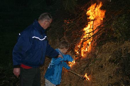 De brand erin, de volwassene houdt het goed in de gaten! 