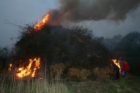 Het vuur vreet zich een weg door de bult!