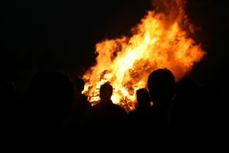 En dan wordt de vitaliteit van het vuur langzaam minder, komt er een eind aan een geslaagde voorstelling!  