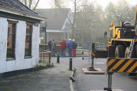 resize-of-20090415_96951 Vrijwillige molenaars, vaklui van Jellema Molenbouw, een Vrieswijk-kraanmachinist en gemeenteman Harm Eding: de warming-up is begonnen...