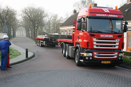 resize-of-20090415_9704 Daar komen ze, de nieuwe roeden en wieken, op een nog bijna nieuwe vrachtwagencombinatie!