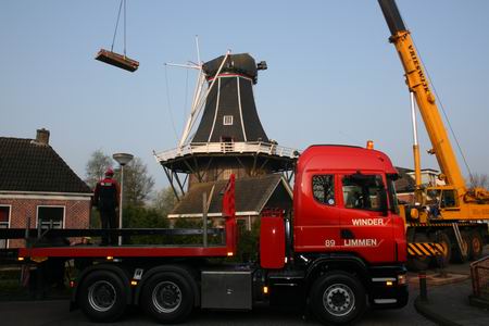 resize-of-20090415_9721 Al gauw zweeft de eerste bundel hout naar de molenomloop. Kraan en machinist, een ingespeeld tweetal!