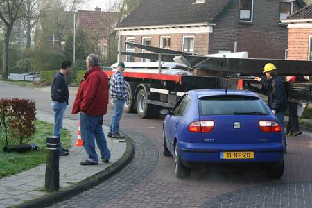 resize-of-20090415_9727 Opvallend rond half negen het intensieve leerlingenbrengverkeer, maar met kundige zijlijnadviezen, pilonnen en een enkele vrachtwagenkus wordt de goede rijroute gevonden...