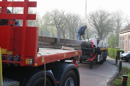 De tweede roede moet worden gelost, weggetakeld naar een plek op het Langestraatasfalt. 