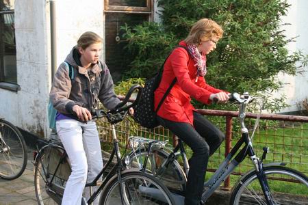 Fietsers kunnen de obstakels toch passeren via de Langestraat, goed geconcentreerd 