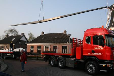 Daar gaat ie, de tweede roede... Je moet je niet voorstellen dat zo'n kunstwerk voortijdig uit de kabels vliegt... 