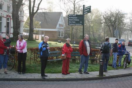 Kijkers bij de Sicke Benninghestede, inclusief Ellen Bourgonje(Radio Noord) en Klaas Hekker (molenaar) 