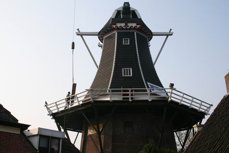 De vaklui op de molen nemen de diverse onderdelen in ontvangst, zoals de fok- en de Van-Busselwieken 