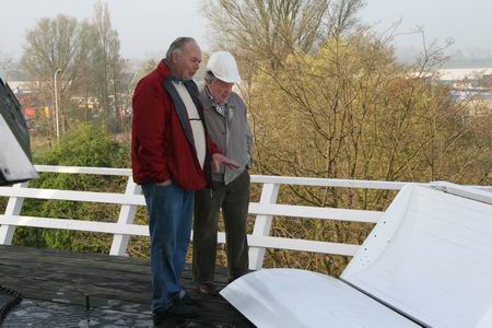 Een gemoedelijk onderonsje tussen de huidige en een vroegere molenaar.... 