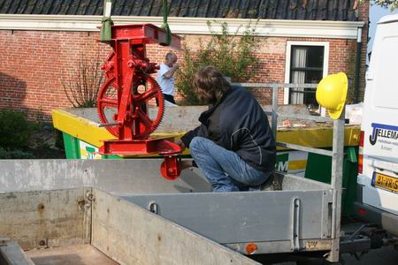 Een vernieuwde lier, fleurig rood geverfd, moet ook naar boven naar de omloop worden getakeld 