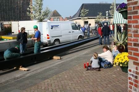Zo, nu gaat het gebeuren! De dorst is gelest, de honger gestild, de concentratie geoptimaliseerd! Daar liggen ze, de nieuwe roeden... Nu nog eventjes naar boven tillen en vastmaken..... 