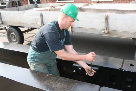 De twee delen van de roede worden muurvast aan elkaar gedraaid, daarna kan hij de lucht in! 