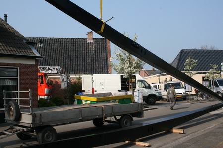 Hupsakee, de eerste roede wordt opgetild, naar de molenkap gehesen. 