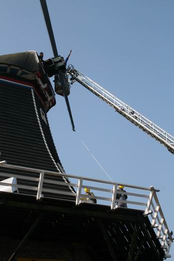 De eerste roede vindt zijn plek! Wat een communicatie tussen kraanmachinist en bakkenist! 