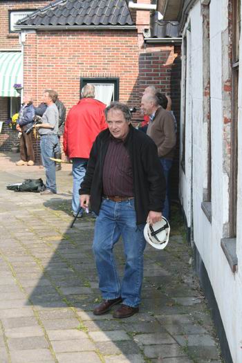 Ook gemeentemolenman Harm Eding ziet dat het goed gaat. (Al heeft hij voor de zekerheid toch maar een helm bij de hand...)