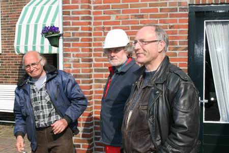 Deskundige zijlijnwatchers... Of zijn het molenspotters? In ieder geval links de oud-molenaar van Roderwolde en in het midden Drewe Schouten, een van de Fortuinmolenaars. Rechts? ?  