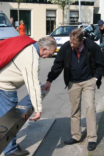 Vrijwillig molenaar Klaas Hekker legt wethouder Jan Oomkes uit waarin het geld van de gemeente is gaan zitten.... 