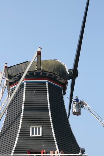 De eerst aangebrachte roede wordt in horizontale stand gebracht; let op de bakkenist!
