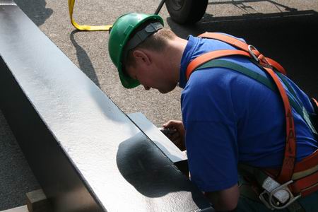 Ook de tweede roede wordt solide onder handen genomen, voor ie de lucht in gaat! 
