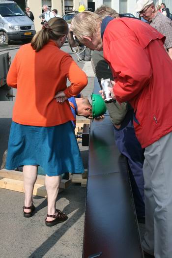 Een groepje geïnteresseerden overtuigt zich ervan dat het echt wel goed komt.... 