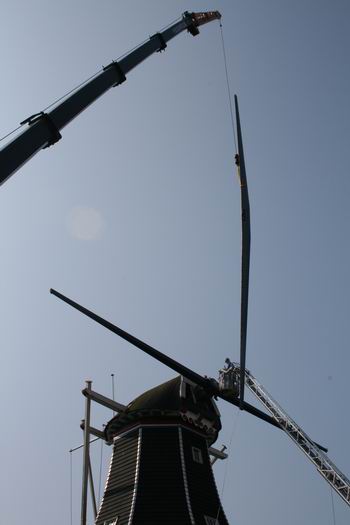 En ja, de tweede roede wordt loodrecht op de eerste in de kop van de kap aangebracht! 