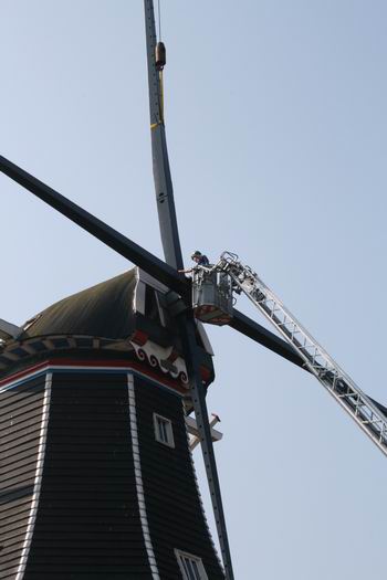 Het molenkruis is weer herkenbaar, de bakkenist zorgt voor een degelijke verankering  