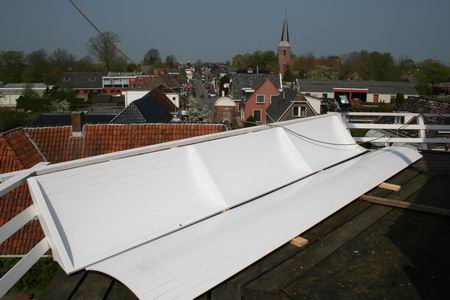 resize-of-20090415_9999 Kijk, die fokwieken moeten er nog aan, solide bevestigd. (In 1990 vlogen ze eens stormachtig richting woonboerderij...)