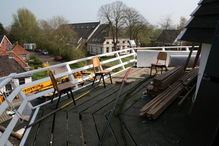 resize-of-20090415_9999_20 De bundels hardhout op de omloop liggen klaar, het raamwerk voor de wieken kan worden gemaakt!