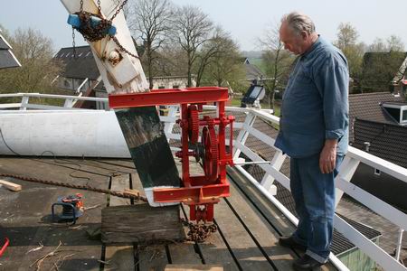 resize-of-20090415_9999_3 Molenaar Hekker is intussen maar wat in zijn nopjes met de vernieuwde lier!