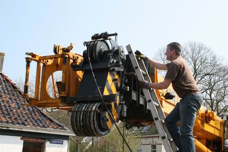 resize-of-20090415_9999_32 De kraanmachinist van Vrieswijk kan inpakken, hem wacht elders weer een andere hijsklus!