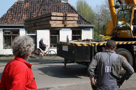 resize-of-20090415_9999_44 Gebruikte grondplaten worden op de imposante kraan getild, molenaar Drewe Schouten en een Jellemamedewerker zien dat het goed gaat!