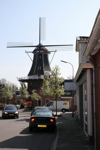 Vrijdagmiddag 17 april, een blik op de Noordhorner molen vanuit de Langestraat. Het lattenwerk waarop de wieken worden bevestigd, is door de Vaags-specialisten aangebracht 