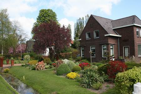 resize-of-20090422_9999_19 Overigens is er meer lentemoois te zien aan de Langestraat Zuid... Huis en tuin van Jan en Heleen de Haan, vroeger de directeurswoning van de Chr.ULO/MAVO