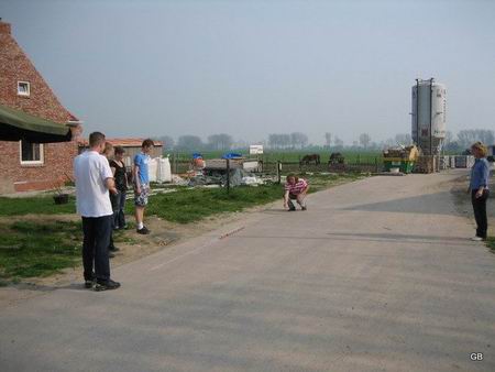Neuten schaiten als Paasmaandagmiddagbezigheid aan de Meidoornstraat 
