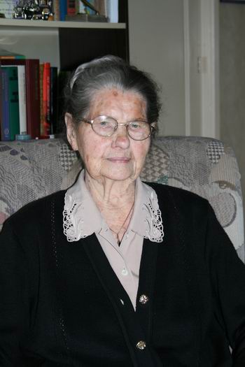 Aaltje Visser-van der Sluis thuis in haar gezellige achterkamer 