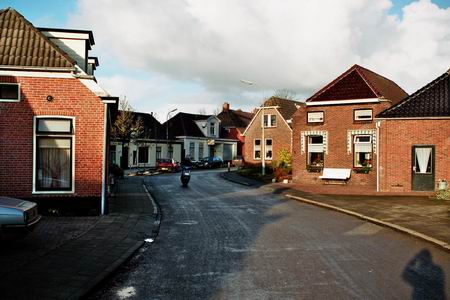 resize-of-bocht-langestraat-met-scooter De straatkant van Langestraat 14 werd al eerder verfraaid. Geslaagd, heel mooie kleurstelling