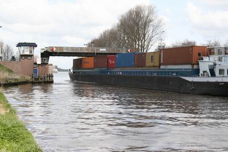 Nog steeds de brug des aanstoots, en de schepen worden groter en groter... 