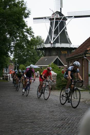 Daar gaan ze, de sportieve ladies, tijdens de 3e Noordhorner wielerronde in 2008 