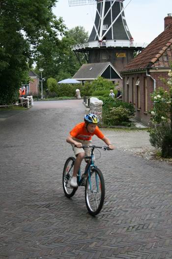 resize-of-dikke-banden-race-3-21062008 Een jonge enthousiasteling bezig met de Dikke Banden Race in juni 2008