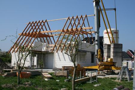 resize-of-heeres-2-17042009 Op nummer 24 is Schwarte Bau druk bezig het huis van de familie Heeres onder dak te krijgen!