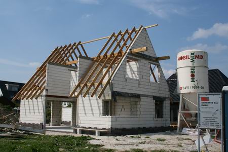 Het huis van de familie Heeres krijgt vorm en inhoud, Schwarte Bau gaat gestaag verder.