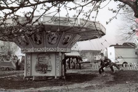 Kermis achter De Gouden Leeuw, voorjaar 1977