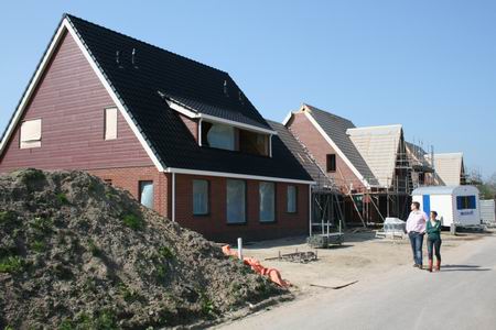 resize-of-kooikavels-1-17042009 De Kooikavels zijn door Kooimannen veranderd in Kooihuizen... De starterswoningen lijken het verst te zijn gevorderd. Nu die bult grond bij Henk Bakkers huis nog slechten...