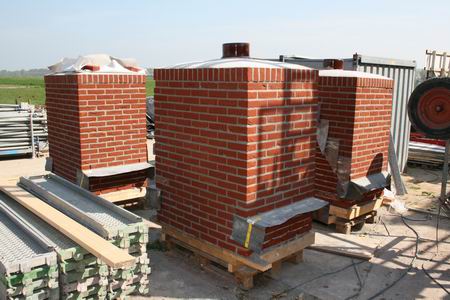 resize-of-kooikavels-7-17042009 De schoorstenen van de luxere landhuizen staan klaar om op hun plaats te worden gehesen. Maakt u zich niet ongerust, voor 5 december is deze klus perfect geklaard...