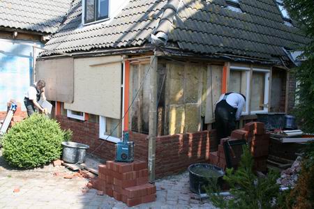 resize-of-langestraat-14-2-17042009 Langestraat 14 wordt aan de molenkant grondig gerenoveerd, de muren opnieuw opgemetseld, nieuwe kozijnen etc.