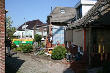 resize-of-langestraat-14-3-17042009 Moeder Martje ziet, onder een stralende zon, dat het goed komt, steen voor steen!